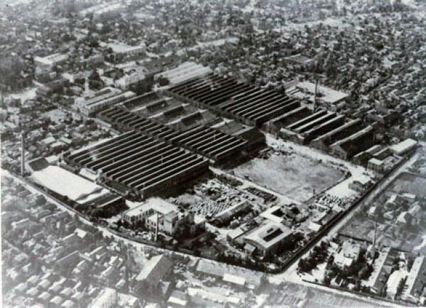 富士精密工業時代（1950年代後半）の工場全景。工場内は改築前で、中島飛行機時代とほとんど変わらない。（写真提供：田中次郎さん）