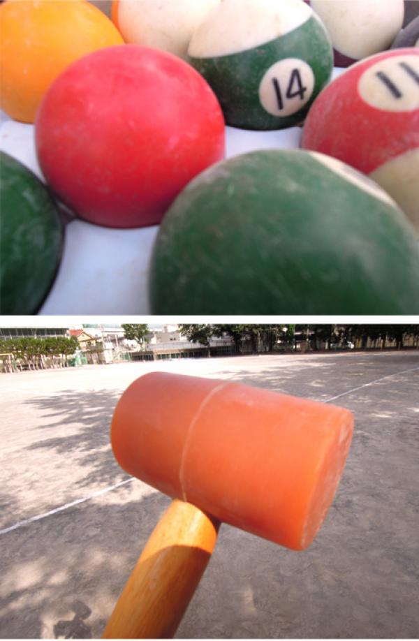 上：ガーデンゴルフに使用するビリヤード球 　下：クラブヘッドが生ゴム製の専用クラブ