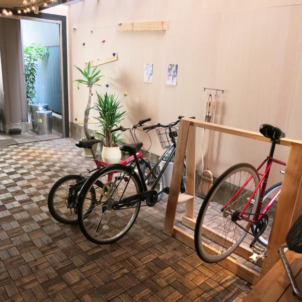 店舗前のエントランスには、自転車駐輪用のスタンドも完備