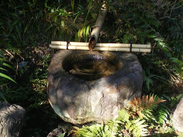 水琴窟の横の手水鉢