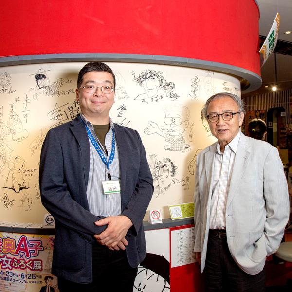 杉並アニメーションミュージアムの鈴木名誉館長（右）と事務局の藤田輝さん