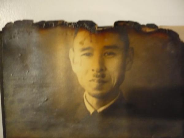 武蔵製作所空爆後、焼けたカバンの中にあった雄次さんの写真（写真提供：長澤癸行さん）