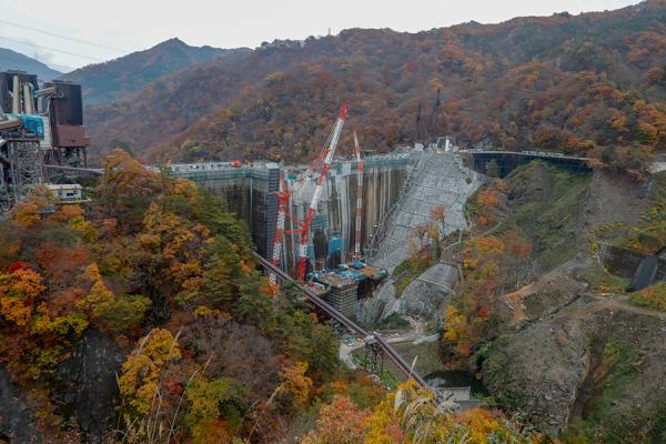 「やんば見放台」から眺めた八ッ場ダム建設現場（2018年11月撮影）。自然と人工物が織りなす光景