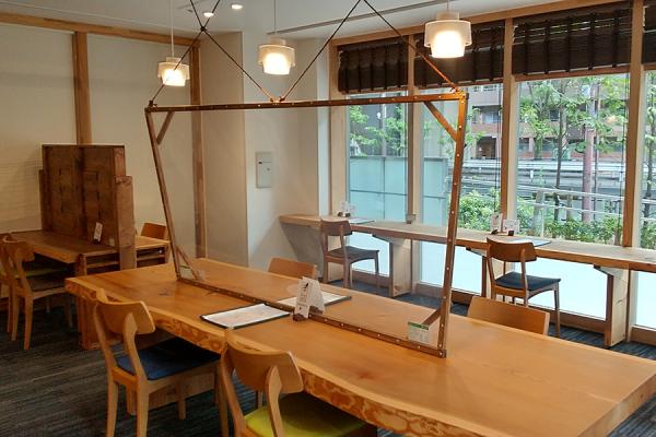 おしゃれなカフェは、地域住民と利用者を結ぶスペースにもなっている（写真提供：しもたか希望の家ibuki）