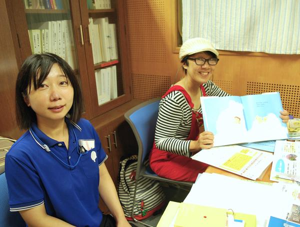スギヤマさんと一緒に長年企画を立てている宮前図書館の西本さん（写真左）
