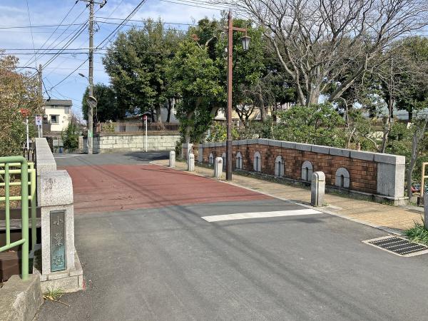 小菊橋（復元）。橋の北側（渡った先の木々の辺り一帯）に「吉田園」があった