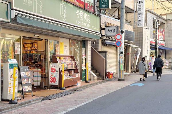 川内さんが住む西荻窪の商店街（2024年２月撮影）