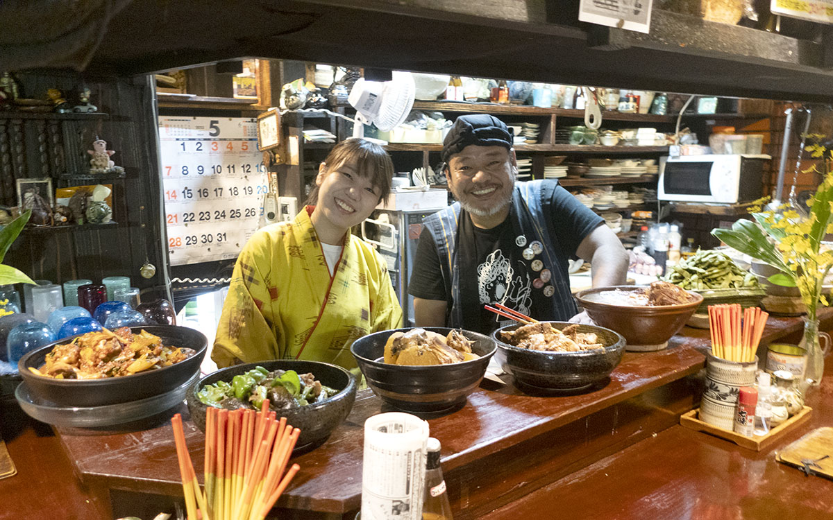 「沖縄料理本店 きよ香」２代目店主の高橋貫太郎さんと、娘のみなとさん 