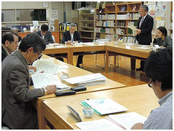 毎月１回開かれる学校運営協議会議のようす(区立向陽中学校）