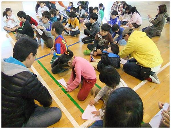 父子で紙ヒコーキ王決定戦の準備（写真提供：高井戸東小学校「ＯＹＡ・ＪＩの会」） 