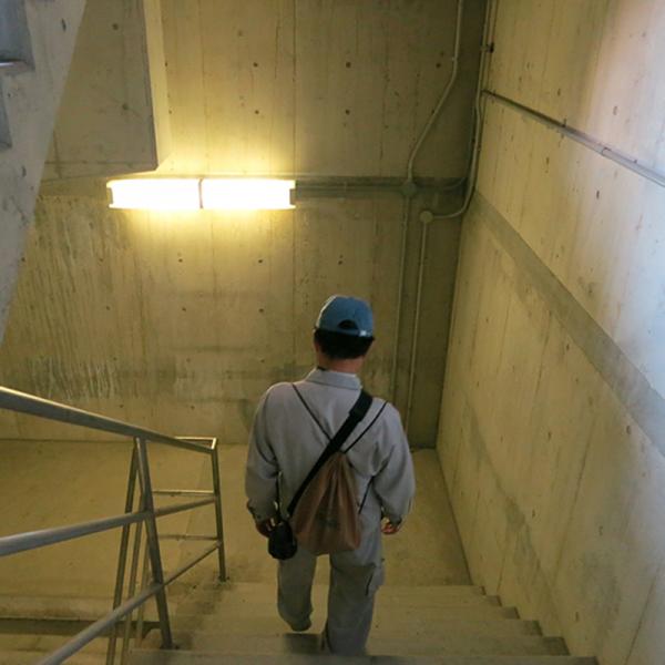 地下へ続く階段は、約14階建てのビルに相当