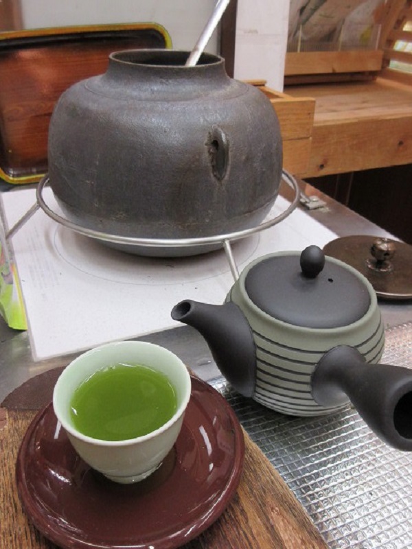 茶釜の湯を使って試飲できる