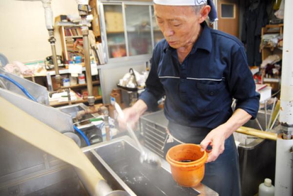 機械から高温の染料が湯気をたてる