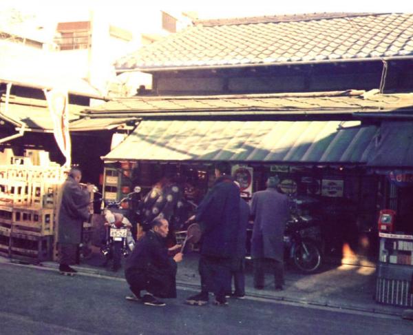 矢島酒店前お正月風景（平成18年）　寺田格郎撮影