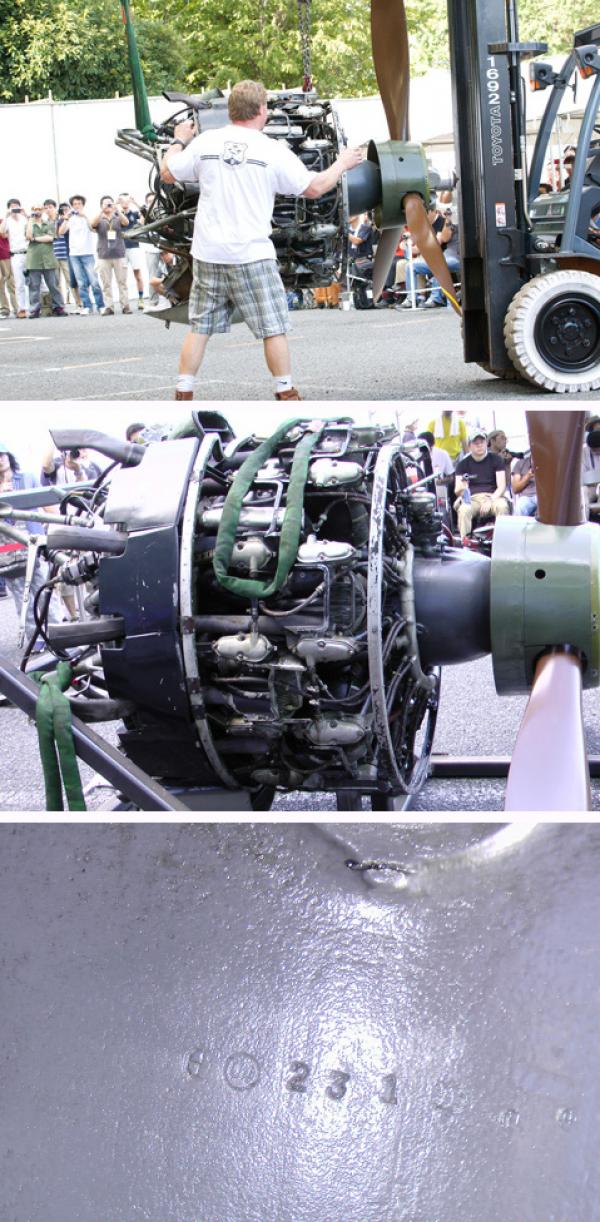 上：分離されたエンジンをフォークリフトで屋外コーナーに移動　中：屋外コーナーに設置されたエンジンの全貌　下：エンジン減速器に刻印されていた番号