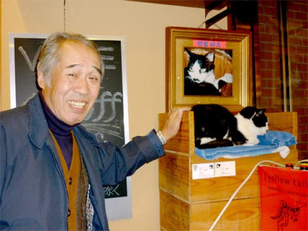 在りし日の三矢博さんと猫の営業部長サイモン君