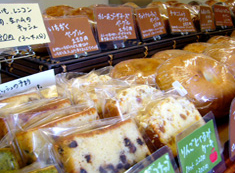 ベーグルや焼き菓子がずらりと並ぶ