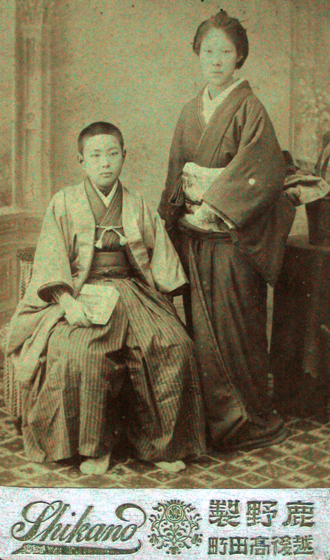 13歳頃 母と一緒に写真館で（小川未明文学館提供）