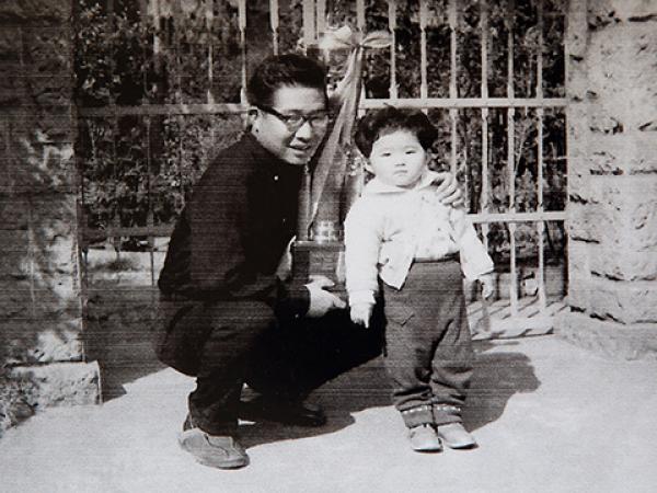 ２歳の頃。父・巨泉さんと中野区の自宅前にて