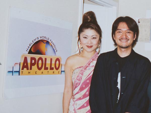 2001年９月、ニューヨーク、アポロ・シアターの控室にて。旧友、小山太郎氏と