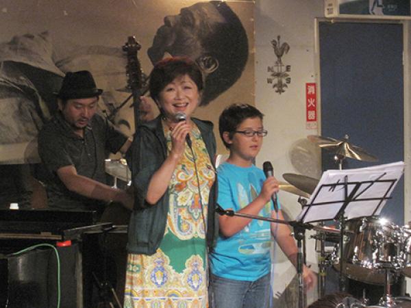 2013年8月、福島市内での親子ジャズライブで歌う豊田さん