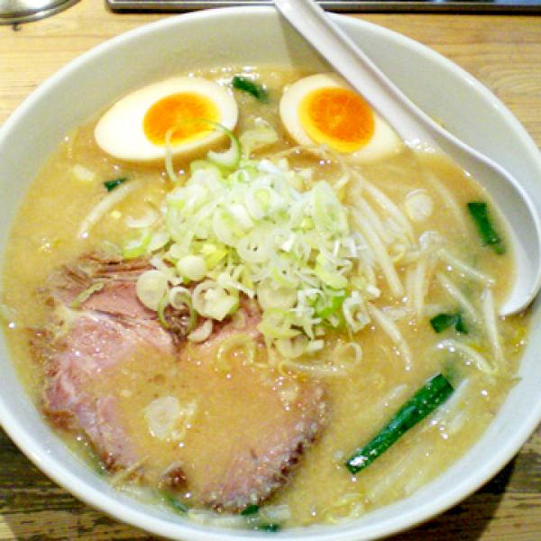 味噌ラーメン（味玉入り）／750円／麺150g、醤油等の細麺は135g