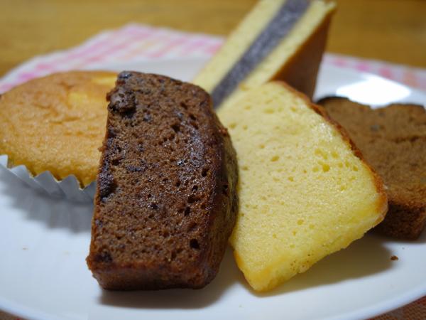 各種焼き菓子も揃う。手前の「チョコレートケーキ」「ブランデーケーキ」はかなり洋酒が効いて大人向け