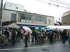 毎月第二日曜日、こけし屋朝市の様子