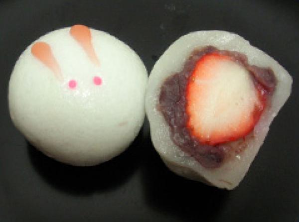 左：見た目もかわいい「うさぎ万頭」<br>右：苺餅