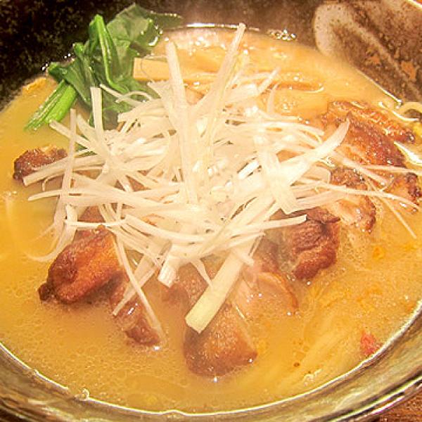 白湯しょうゆらーめん／680円／麺140g