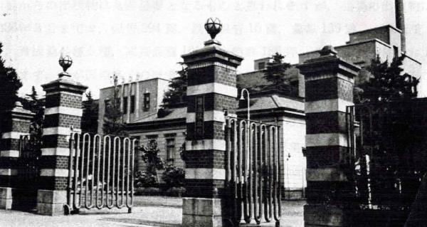 1955（昭和30）年の庁舎。縞模様の入った門柱は現在の蚕糸の森公園の門と同じ（写真転載：『まちものがたり 第１巻 蚕がつくったまち』）