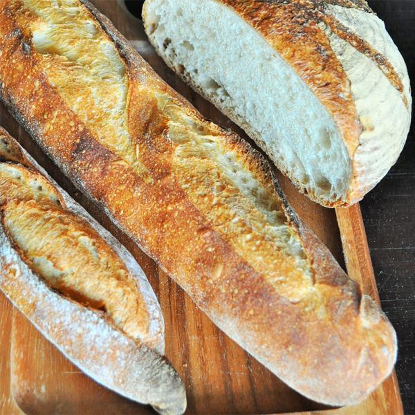 伝統的な製法で作る「バタール」（中央）のほか、プレーンなパンが人気