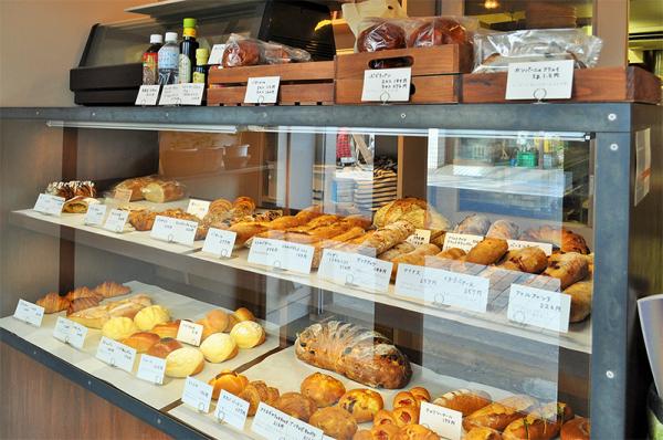 フランスのパン屋のような洗練された店内