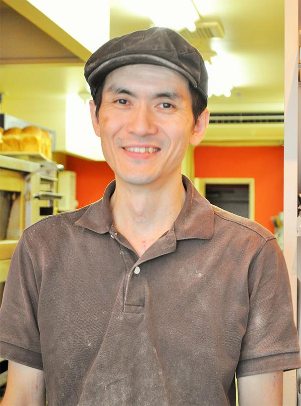 一人でパンを焼く店主の田口さん