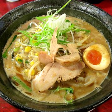 豚骨味玉ラーメン／850円／麺160g