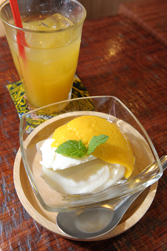 人気の「マンゴー＆杏仁のプリン」でさらに南国気分