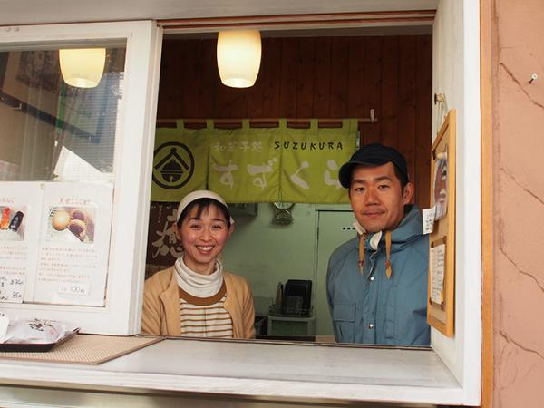 明るく迎えてくれる店主夫妻