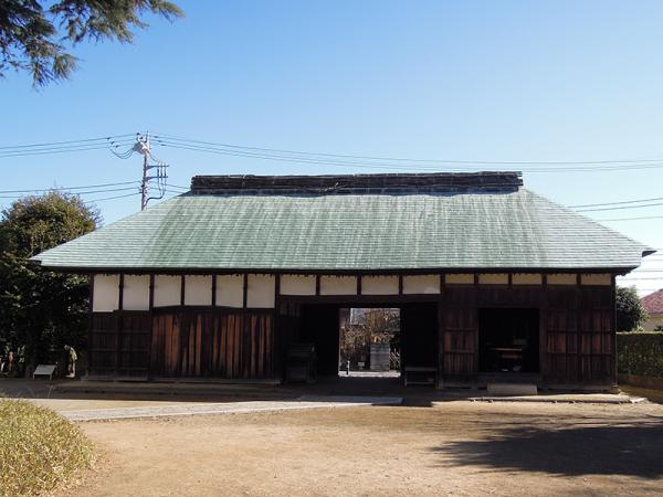 長屋門（背面より撮影）。写真右側の蔵屋が養蚕道具の展示室になっている