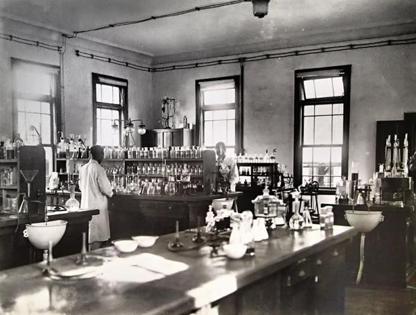 1939（昭和14）年、蚕糸試験場の様子（写真提供：農業生物資源研究所）
