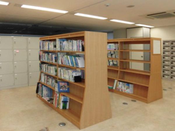 環境関連書籍が揃う３階の資料・展示スペース