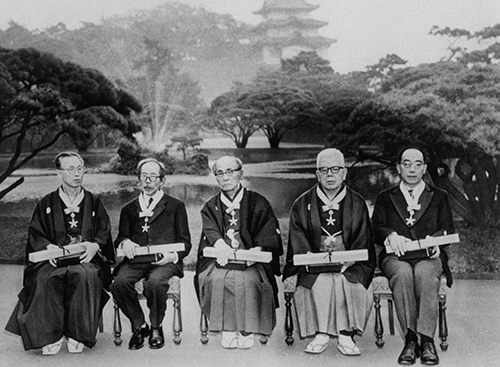 1962（昭和37） 年、文化勲章受賞。右から２人目が土牛氏（写真：毎日新聞社提供）