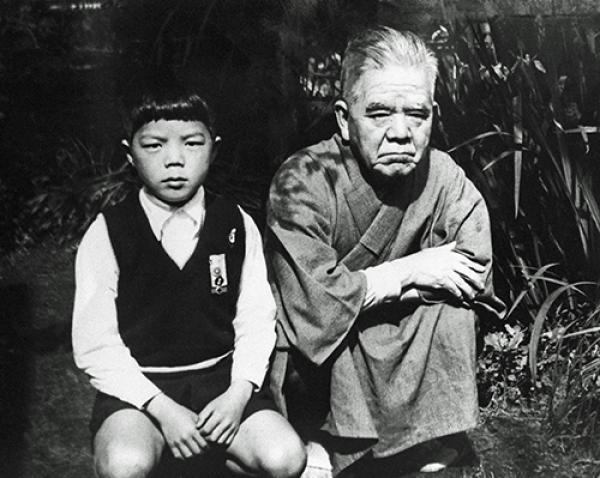 1955（昭和30）年４月　土牛氏と勝之さん。杉並区西永福の自宅庭で（撮影：奥村昭さん）