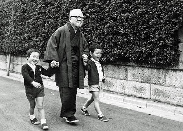 1974(昭和49）年10月30日、85歳。　西永福自宅前を孫達と手をつないで歩く土牛氏（撮影：奥村森さん）