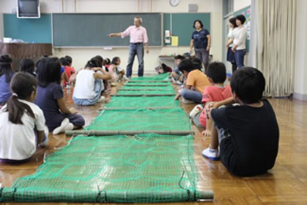 次の学年のために代々引き継がれるヤゴいかだ製作