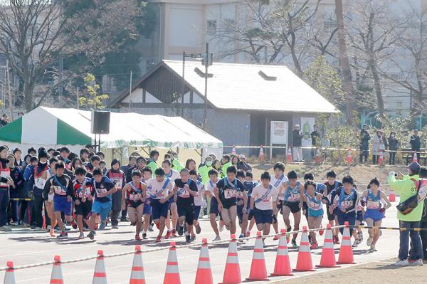 たくさんの声援を受け、スタート（写真提供：スポーツ振興課）