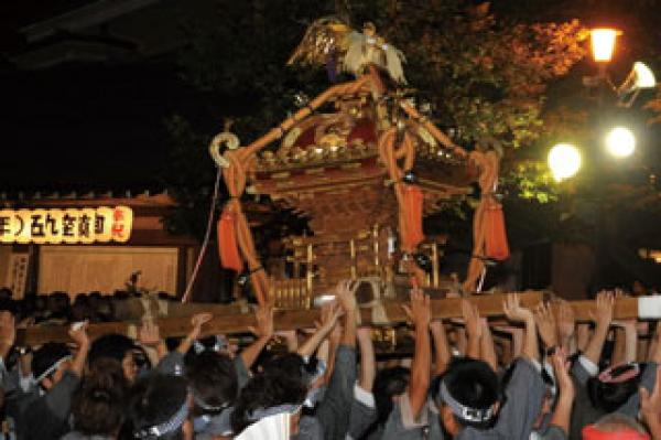 熱気に包まれる大宮八幡祭りの神輿合同宮入り（写真提供：大宮八幡宮）