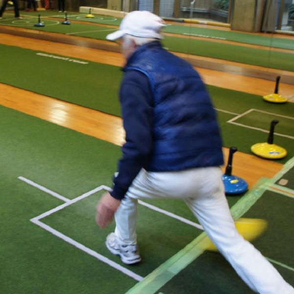 荻窪体育館でのシニア向け教室にて、石井さんの投球フォーム
