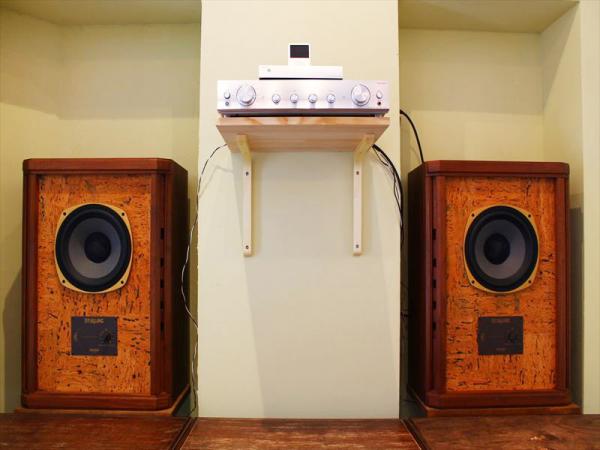 スピーカーはTANNOY（タンノイ）のStirling（スターリング）。店内に流れるジャズの音にもこだわっている