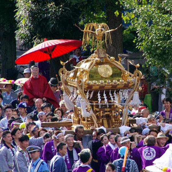 例大祭の様子。神輿とはっぴに稲穂の社紋が見える（写真提供：馬橋稲荷神社）