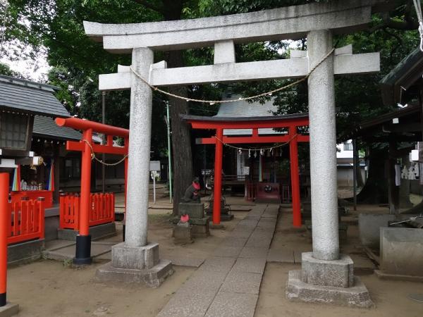 鳥居の奥に本殿、左側にほこらがある